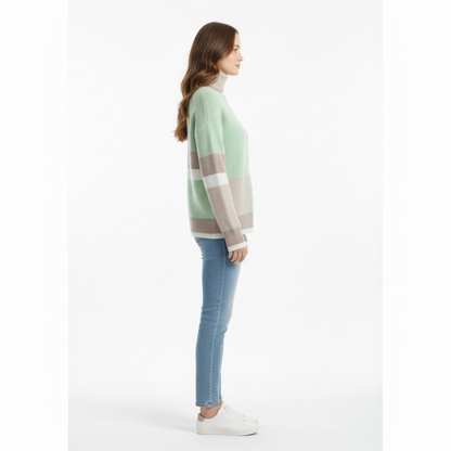Model draagt contrast-kleur coltrui groen – zijaanzicht met casual styling