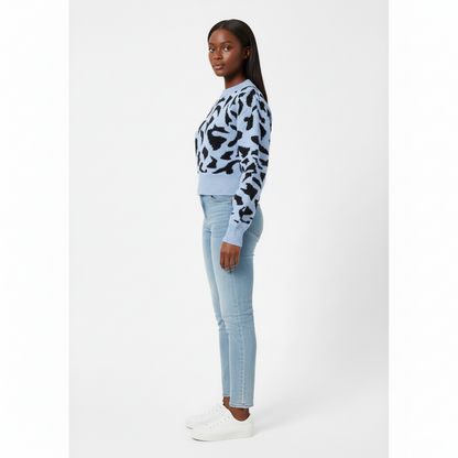 Model draagt luipaardprint trui met ronde hals blauw – zijaanzicht