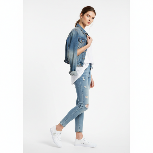 zijaanzicht witte dames sneaker met kruis-vetering