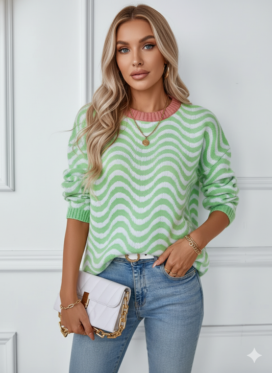 Model draagt golvend gestreepte trui BRUNELLE met jeans casual look