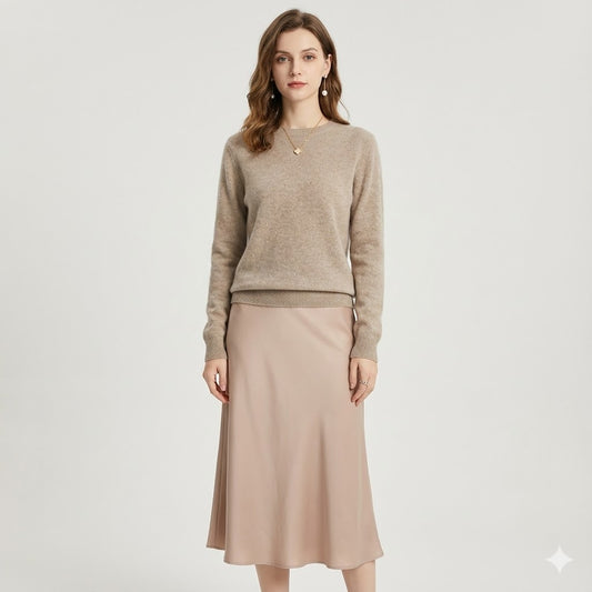 Zalmroze satijnen rok vooraanzicht met zachte kleur en vrouwelijke uitstraling
